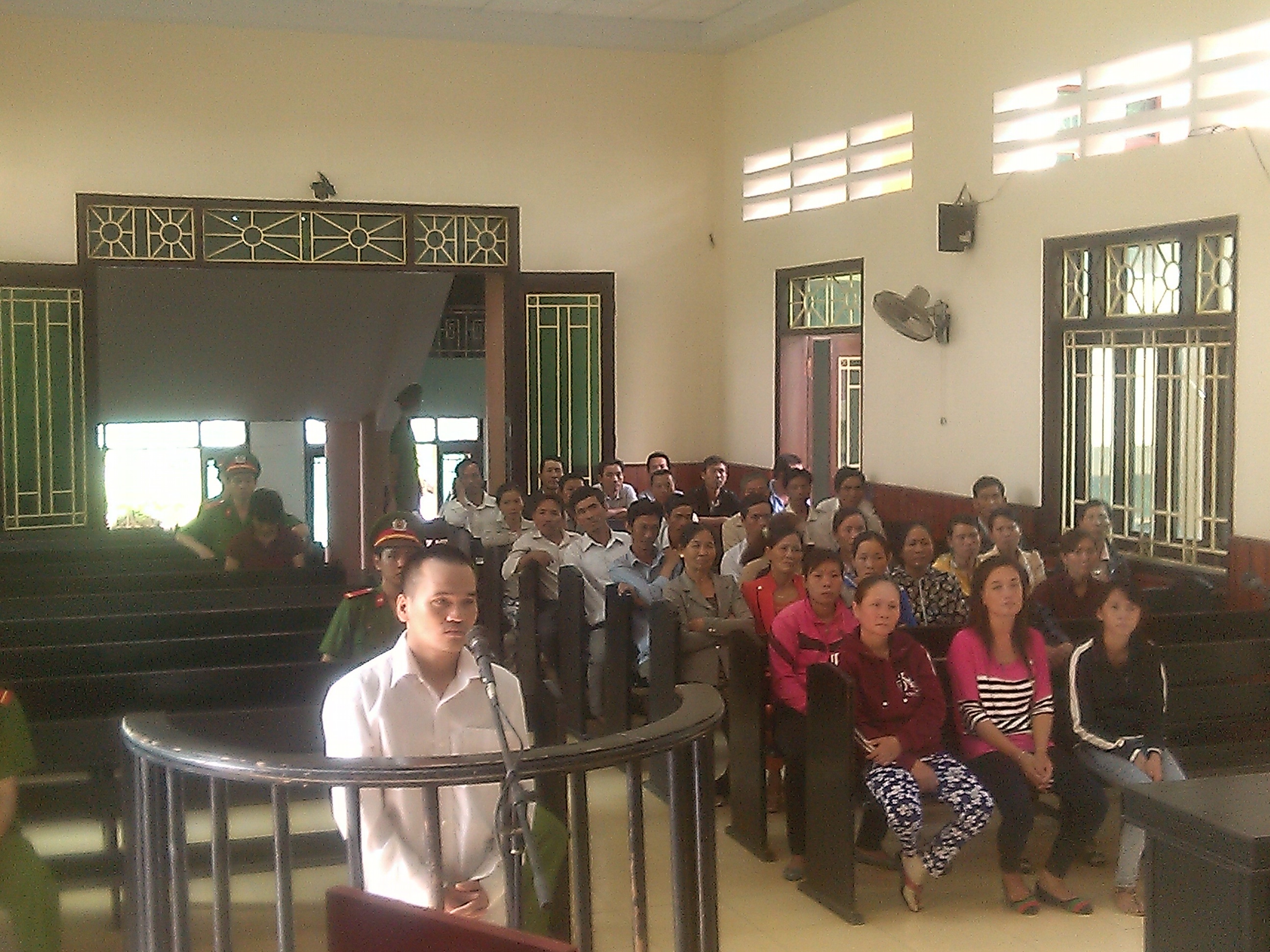 (báo giấy) Nước mắt láng giềng trong phiên xử gã trai sát hại hàn (báo giấy) Nước mắt láng giềng trong phiên xử gã trai sát hại hàn