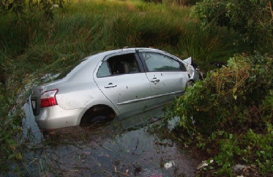 (báo giấy)Cậu bé 10 tuổi khóc nghẹn bên ban thờ cha mẹ bị tử nạn (báo giấy)Cậu bé 10 tuổi khóc nghẹn bên ban thờ cha mẹ bị tử nạn