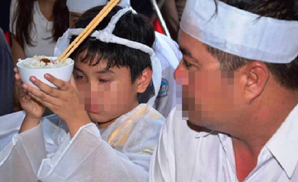 (báo giấy)Cậu bé 10 tuổi khóc nghẹn bên ban thờ cha mẹ bị tử nạn (báo giấy)Cậu bé 10 tuổi khóc nghẹn bên ban thờ cha mẹ bị tử nạn