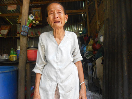 Kinh hoàng trốn chạy “cơn mưa dao” của người điên