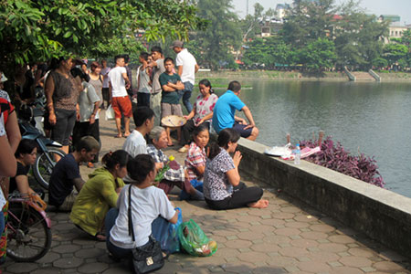 Hà Nội: Đã vớt được xác nam thanh niên tự tử tại hồ Xã Đàn