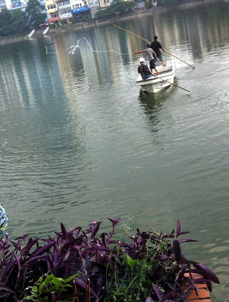 Hà Nội: Đã vớt được xác nam thanh niên tự tử tại hồ Xã Đàn