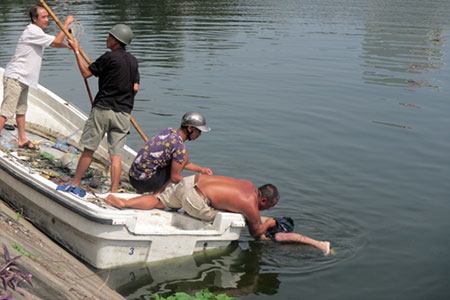 Hà Nội: Đã vớt được xác nam thanh niên tự tử tại hồ Xã Đàn