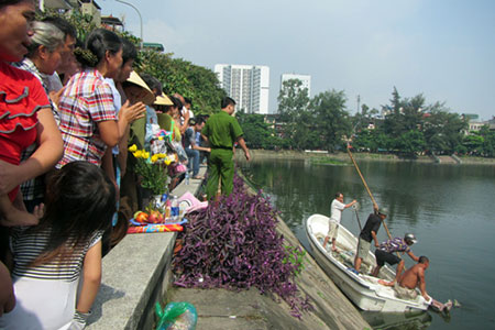 Hà Nội: Đã vớt được xác nam thanh niên tự tử tại hồ Xã Đàn