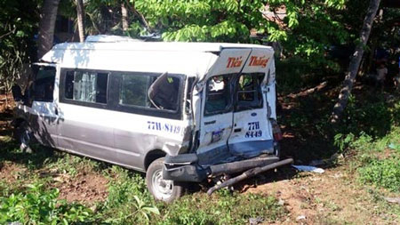 Xe khách bị húc xuống vực, tài xế bất động trên vô lăng Xe khách bị húc xuống vực, tài xế bất động trên vô lăng