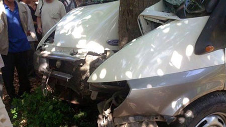 Xe khách bị húc xuống vực, tài xế bất động trên vô lăng Xe khách bị húc xuống vực, tài xế bất động trên vô lăng