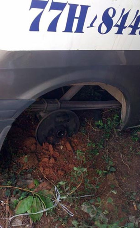 Xe khách bị húc xuống vực, tài xế bất động trên vô lăng Xe khách bị húc xuống vực, tài xế bất động trên vô lăng