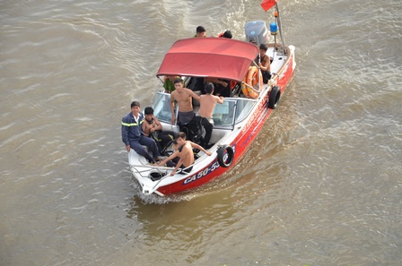 Ngăn cô gái lao theo bạn trai xuống sông Sài Gòn