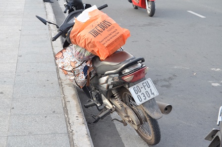 Ngăn cô gái lao theo bạn trai xuống sông Sài Gòn