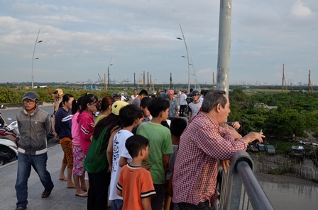 Ngăn cô gái lao theo bạn trai xuống sông Sài Gòn