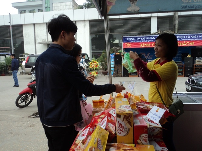 Hơn 2 nghìn người tham gia ăn thử bánh Bảo Ngọc