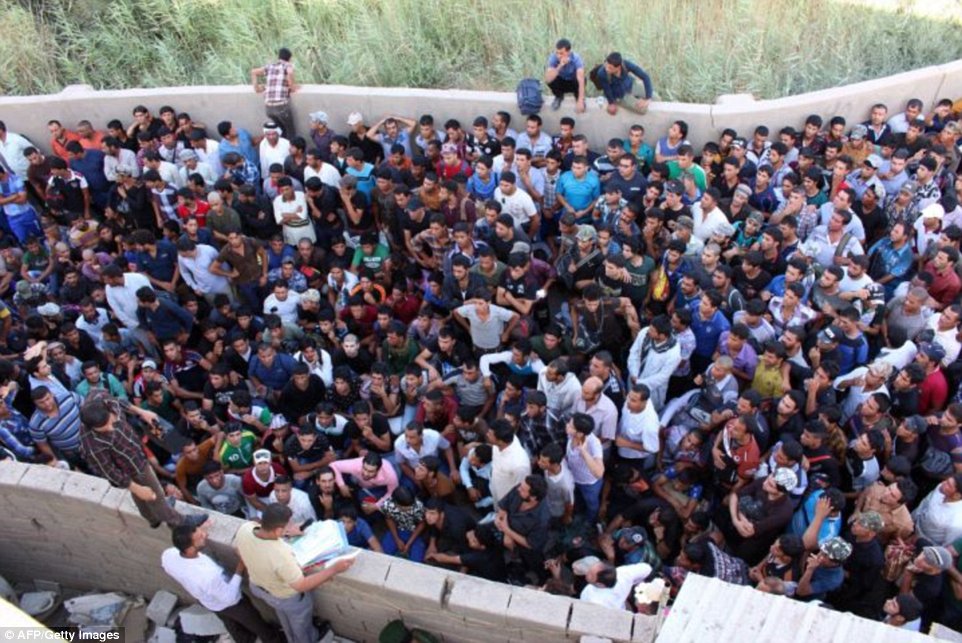 Những hình ảnh chiến binh ISIL sát hại binh sĩ Iraq