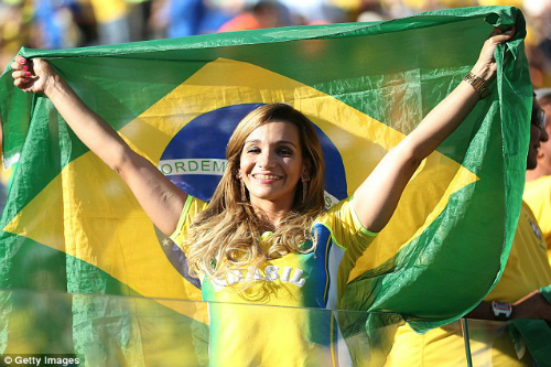 Cổ động viên nữ đội tuyển Brazil lên ngôi nữ hoàng World Cup 2014