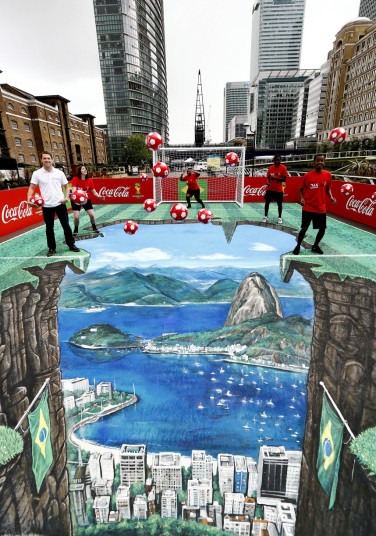 Những cách quảng cáo kỳ quặc tại World Cup 2014