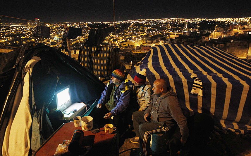 Muôn kiểu xem World Cup của người hâm mộ trên thế giới