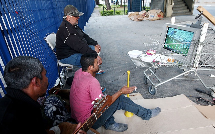 Muôn kiểu xem World Cup của người hâm mộ trên thế giới