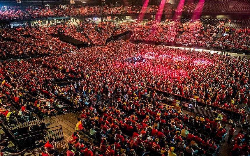 Muôn kiểu xem World Cup của người hâm mộ trên thế giới