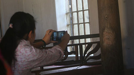 Sự thật về câu chuyện liêu trai hình “mặt người” nổi trên cột nhà Sự thật về câu chuyện liêu trai hình “mặt người” nổi trên cột nhà