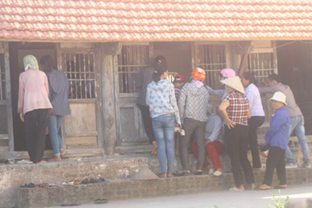 Sự thật về câu chuyện liêu trai hình “mặt người” nổi trên cột nhà Sự thật về câu chuyện liêu trai hình “mặt người” nổi trên cột nhà