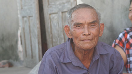 Sự thật về câu chuyện liêu trai hình “mặt người” nổi trên cột nhà Sự thật về câu chuyện liêu trai hình “mặt người” nổi trên cột nhà