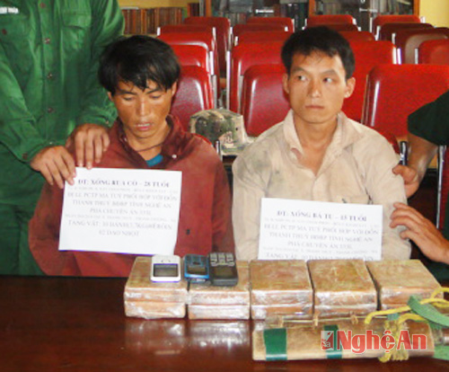 Chuyển 10 bánh heroin, thiếu niên 15 tuổi đâm công an