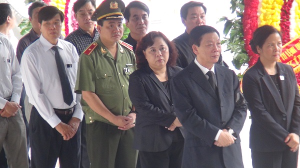 Trực tiếp: Lễ truy điệu 18 chiến sĩ hy sinh vụ máy bay rơi Trực tiếp: Lễ truy điệu 18 chiến sĩ hy sinh vụ máy bay rơi