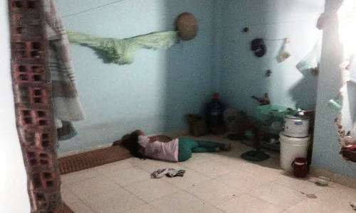 Cha sốc thấy con gái 13 tuổi “quan hệ tập thể” với thợ hồ Cha sốc thấy con gái 13 tuổi “quan hệ tập thể” với thợ hồ