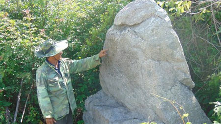 Huyễn hoặc câu chuyện “vàng sống” dưới chân hòn đá bí ẩn Huyễn hoặc câu chuyện “vàng sống” dưới chân hòn đá bí ẩn