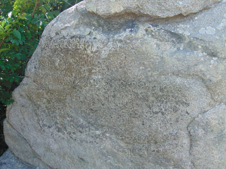 Huyễn hoặc câu chuyện “vàng sống” dưới chân hòn đá bí ẩn Huyễn hoặc câu chuyện “vàng sống” dưới chân hòn đá bí ẩn