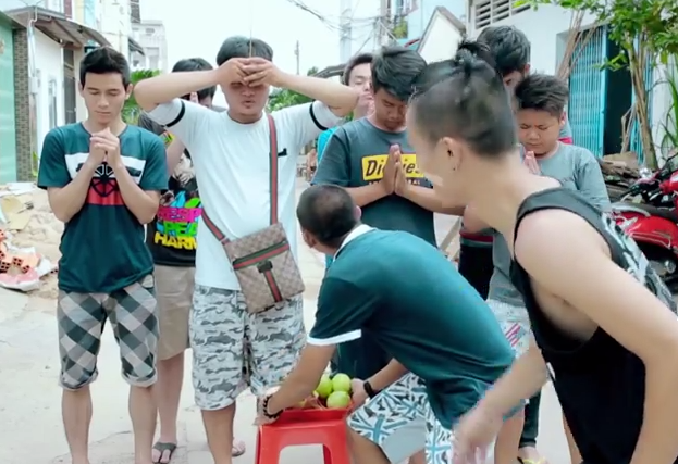 Video độc: Tranh đồ cúng với cô hồn