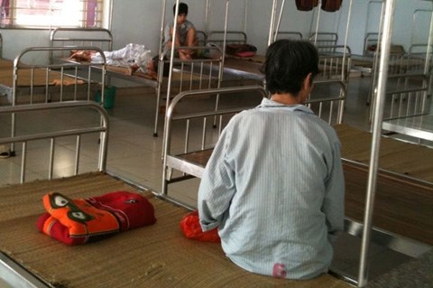 Đập đầu vào tường vì luôn nghe tiếng mỉa mai của tình địch