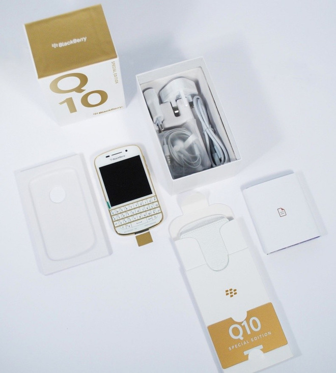Đập hộp BlackBerry Q10 Gold tại Việt Nam