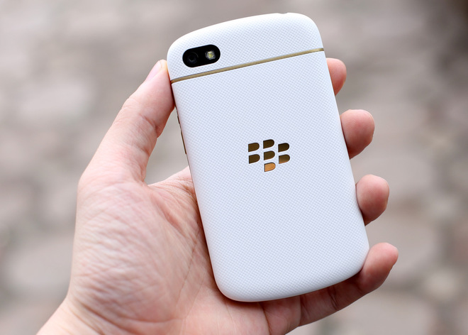 Đập hộp BlackBerry Q10 Gold tại Việt Nam