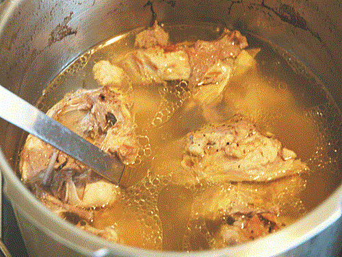 Bí quyết nấu nước dùng ngon như đầu bếp