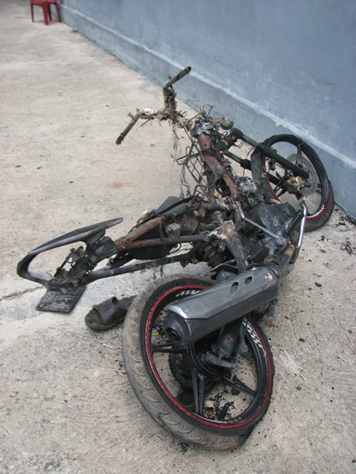 Bị đánh đập, đốt xe, cẩu tặc vẫn 