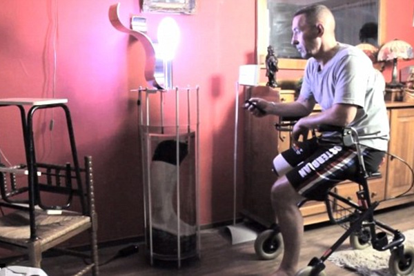 Chiêm ngưỡng đế đèn làm từ... chân người đầu tiên trên thế giới