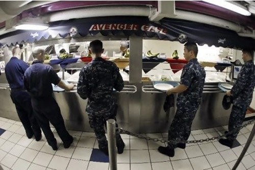 Khám phá chuyện bếp núc trên tàu sân bay Mỹ