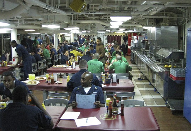 Khám phá chuyện bếp núc trên tàu sân bay Mỹ