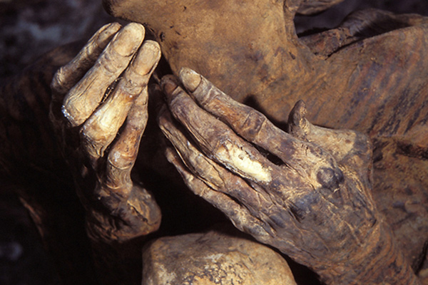 Rợn người hang động xác ướp bị lãng quên ở Philippines