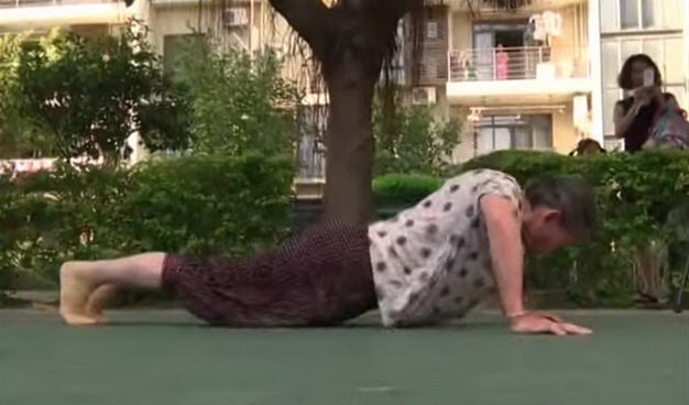 TQ: Kinh ngạc cụ bà 81 tuổi hít đất 100 cái mỗi sáng