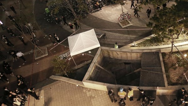 Sập hệ thống thông gió ở Hàn Quốc do có quá nhiều người trèo lên