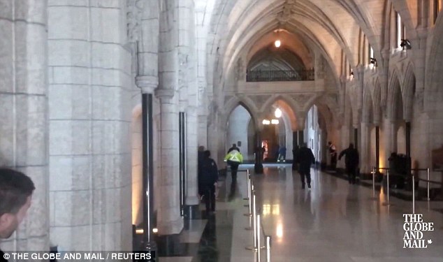 Hiện trường vụ xả súng kinh hoàng ở tòa nhà Quốc hội Canada