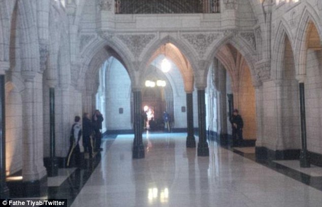 Hiện trường vụ xả súng kinh hoàng ở tòa nhà Quốc hội Canada