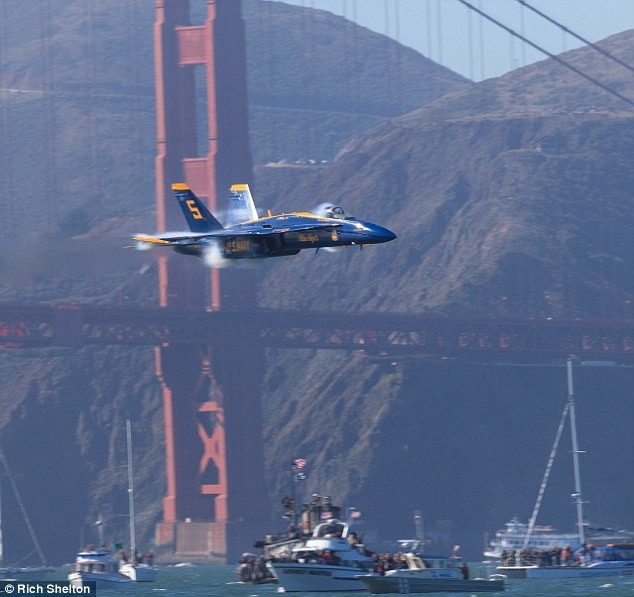 Khoảnh khắc chiến đấu cơ Mỹ vọt qua cây cầu treo lịch sử