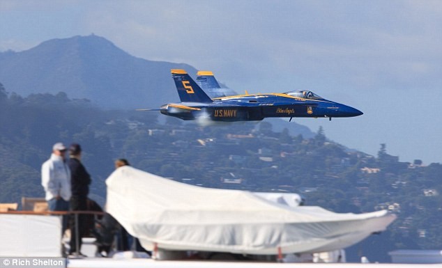 Khoảnh khắc chiến đấu cơ Mỹ vọt qua cây cầu treo lịch sử