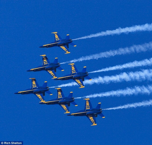 Khoảnh khắc chiến đấu cơ Mỹ vọt qua cây cầu treo lịch sử