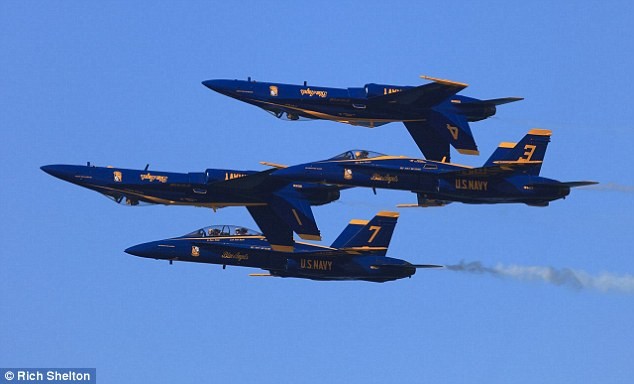 Khoảnh khắc chiến đấu cơ Mỹ vọt qua cây cầu treo lịch sử