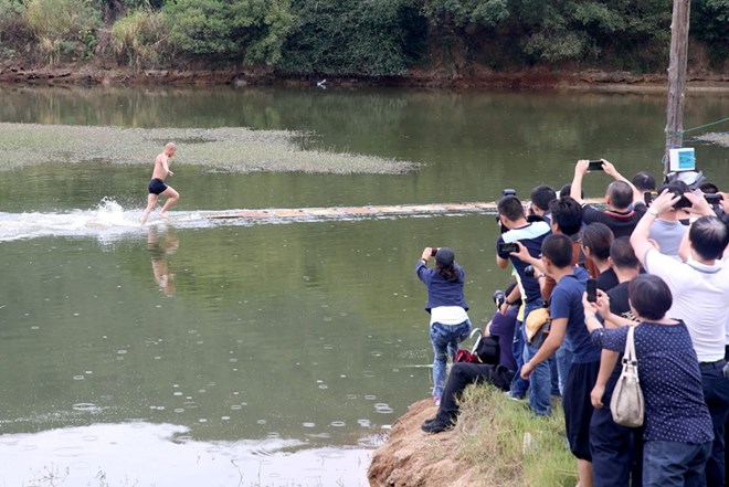 Võ tăng Thiếu Lâm phá kỷ lục chạy trên mặt nước