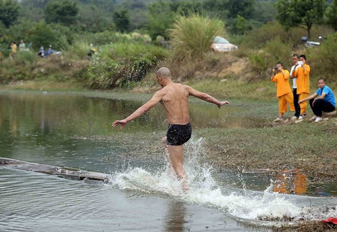 Võ tăng Thiếu Lâm phá kỷ lục chạy trên mặt nước