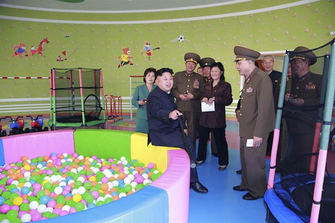Nhà lãnh đạo Triều Tiên Kim Jong Un thăm trại trẻ mồ côi ở Bình N
